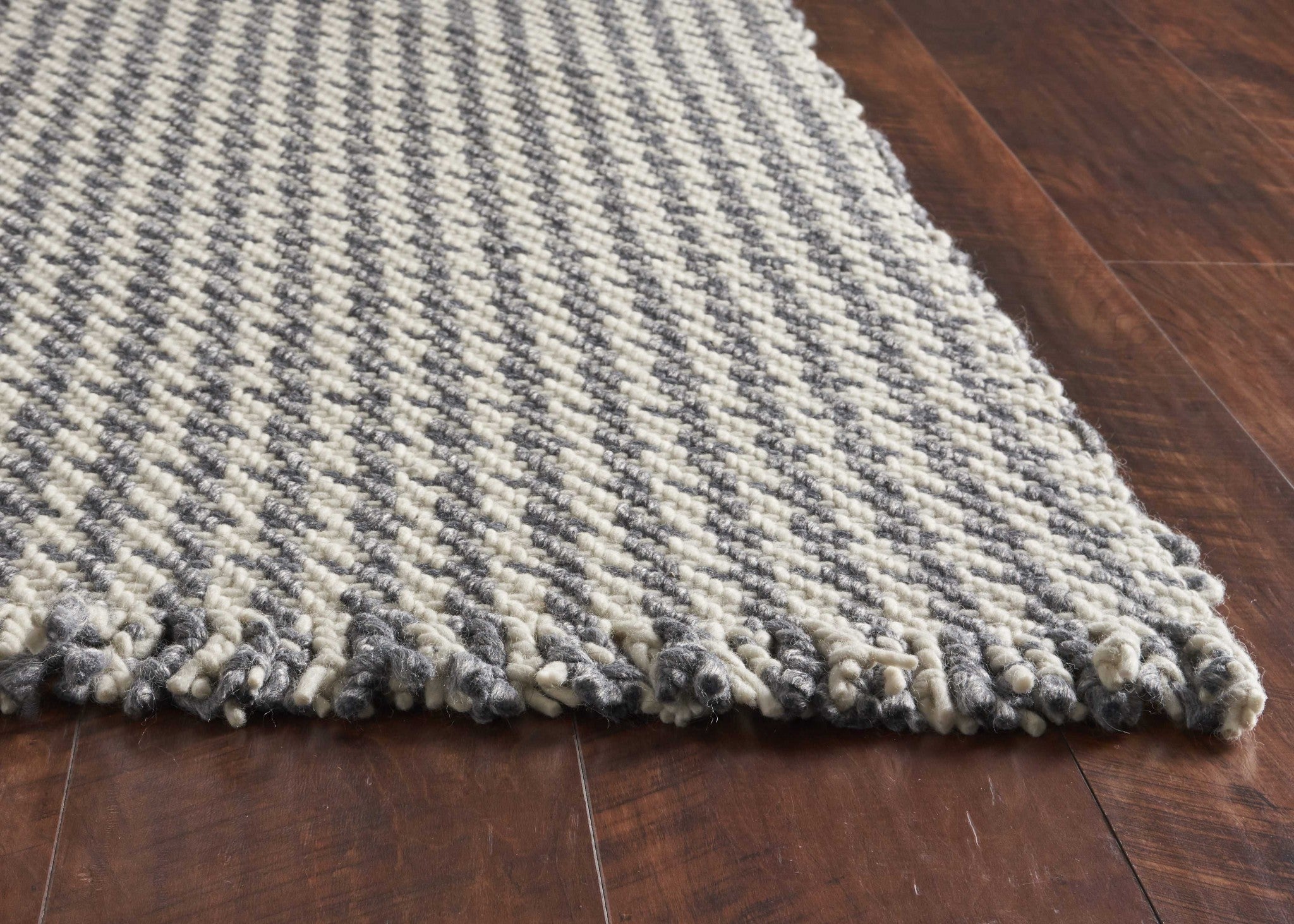 7' X 9'  Wool Ivory Or Grey Area Rug