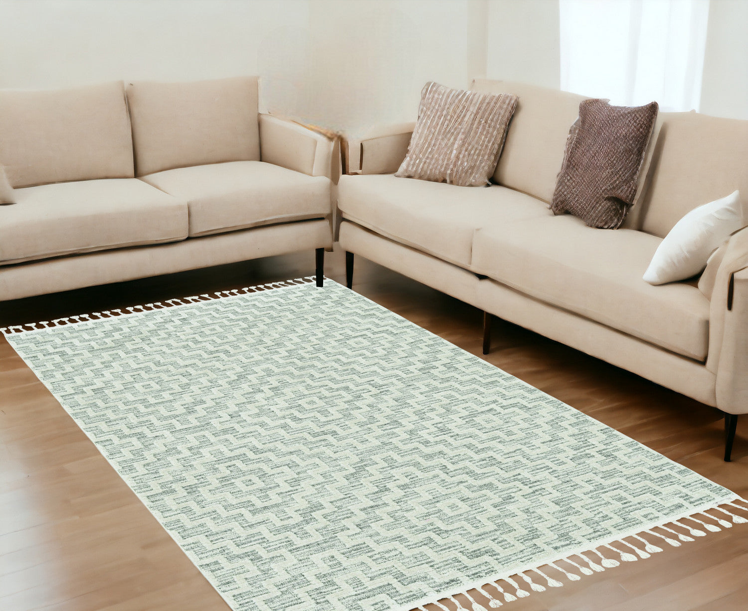 5'X8' Ivory Grey Machine Woven Geometric With Fringe Indoor Area Rug