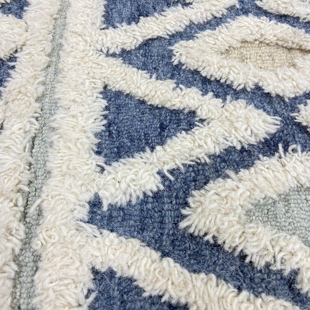 4’ Round Blue and Cream Stripe Diamond Area Rug